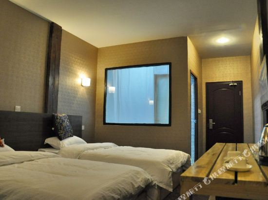 稻城亚丁村附近特价酒店查询预订,稻城亚丁村