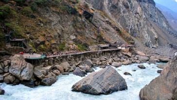 跳峡+千水寨(含电瓶车)+古道骑马一日游,云南