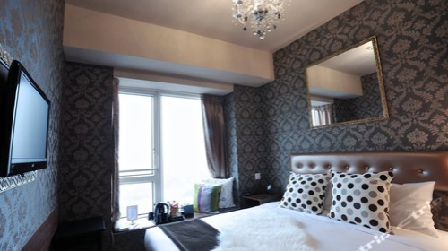 【迪士尼梦幻童话】香港迪士尼乐园1日标准门票+迪士尼两大乐园酒店:香港迪士尼乐园酒店或迪士尼好莱坞酒店二选一-【携程自由行景酒套餐】