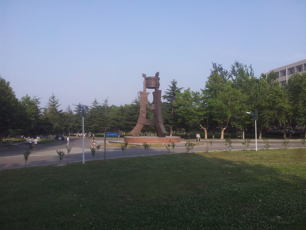 山东工商学院东门
