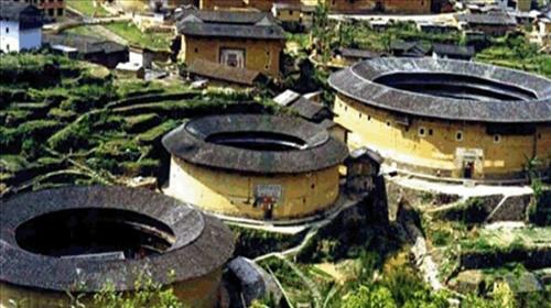 屹立江中的贺街古镇,古塔,景色秀丽的浮山,石城和客家围屋等.