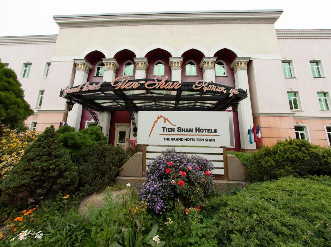 天山大酒店主图