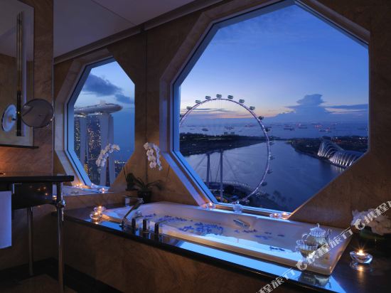 The Ritz-Carlton, Millenia Singapore Room Type - Club Premier Suite, Club lounge access, Suite, 1 King, Marina Bay view