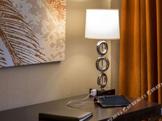 Sonesta Miami Airport Room Type - Deluxe King Room with Tub - Mobility Accessible Sonesta Miami Airport Room Type - Deluxe King Room with Tub - Mobility Accessible