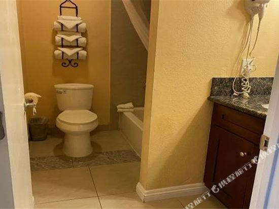 Lemon Tree Hotel & Suites Anaheim Room Type - Suite with Patio
