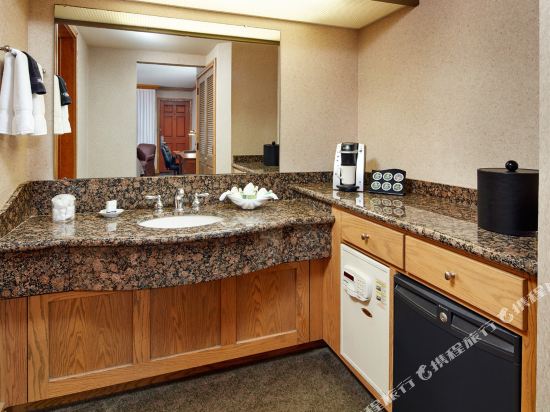 Cavalier Oceanfront Resort Room Type - Premium Coastal View King Room