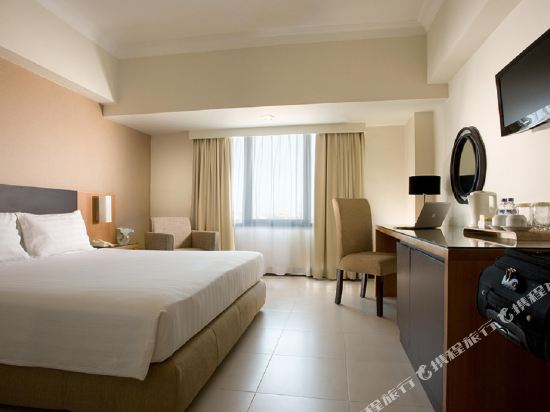Hotel Santika Pandegiling Surabaya Room Type - Deluxe Room