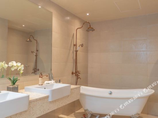 The Monarch Hotel Room Type - Executive Suite with Bathtub