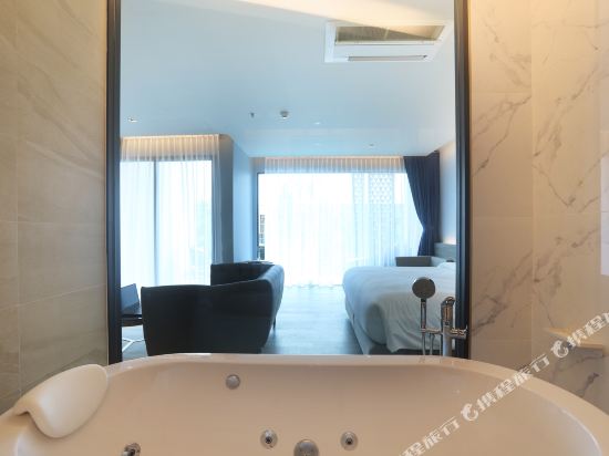 The Signature Hotel Airport Room Type - Suite with Pool View The Signature Hotel Airport Room Type - Suite with Pool View