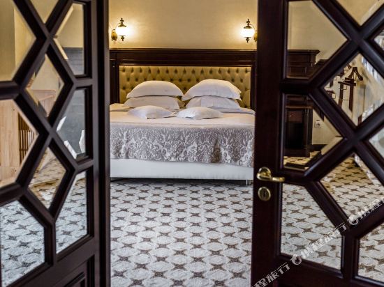 Hotel Golden House Room Type - Deluxe King Suite