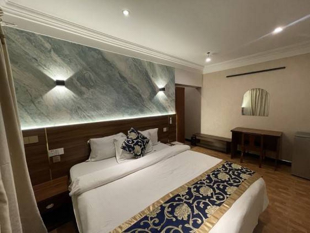 BAYLIS HOTEL AND SUITES