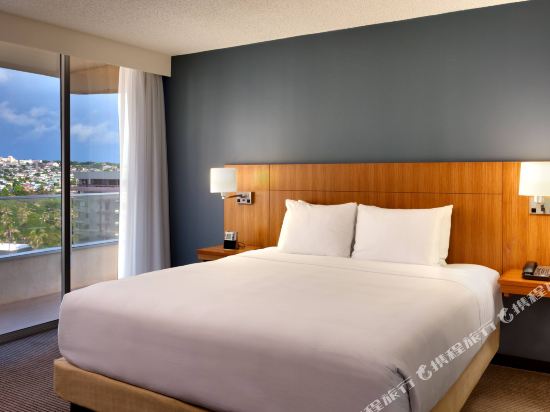 Hyatt Place Waikiki Beach Room Type - Specialty King Room with Sofa Bed and Mountain View Hyatt Place Waikiki Beach Room Type - Specialty King Room with Sofa Bed and Mountain View