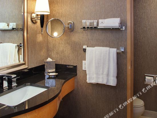 Pan Pacific Vancouver Room Type - Premier King Room