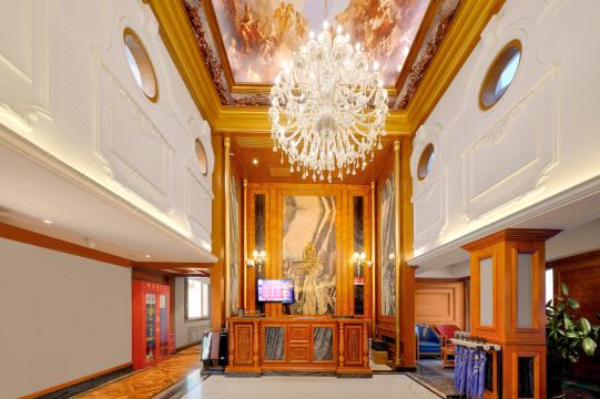 Harbin Hongmao Hotel (Hongqi MALL Shopping Plaza Unit 731 Museum)