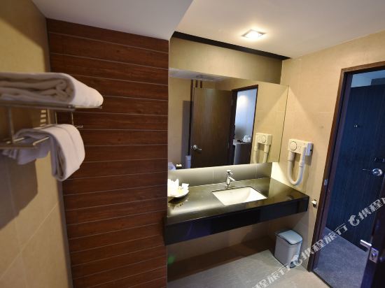 Bangkok City Hotel Room Type - Deluxe King Room