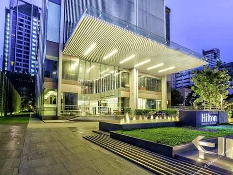 曼谷素坤逸希尔顿酒店主图