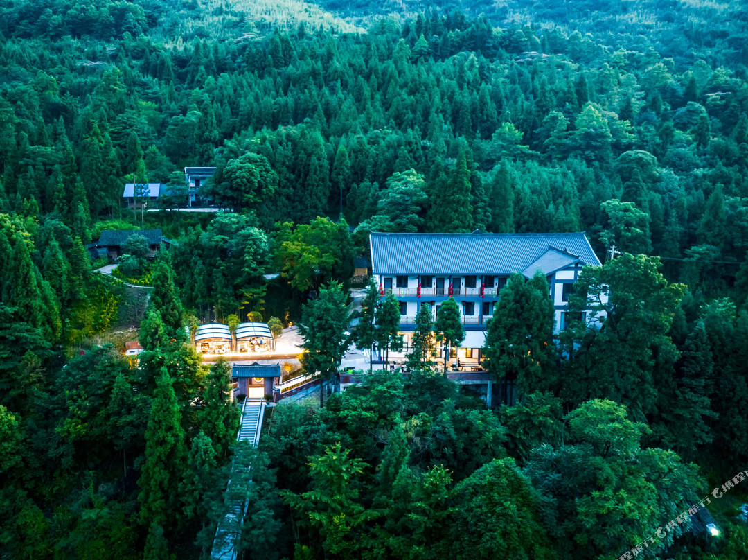 华蓥皛然山居