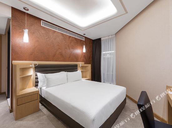 Rydges Australia Square Room Type - Atrium Queen Room