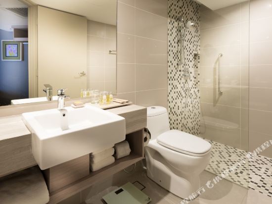 DoubleTree Resort by Hilton Hotel Penang Room Type - Deluxe King Room with Balcony - High Floor