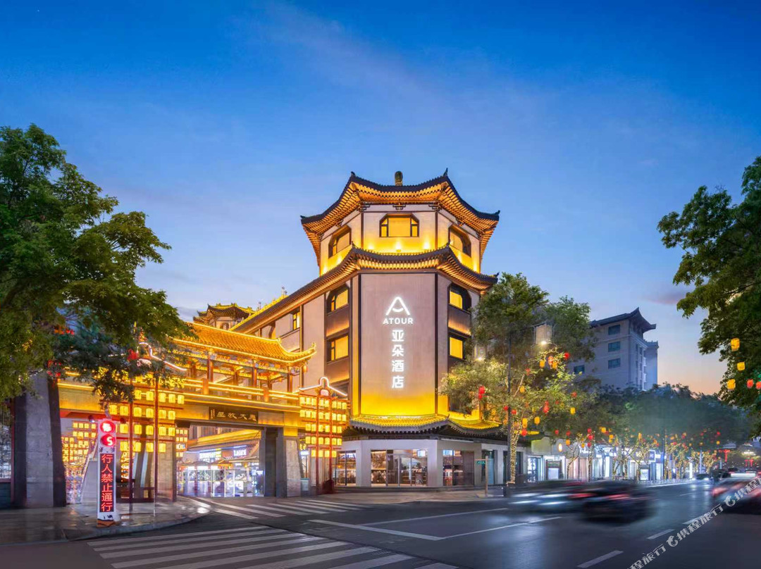 敦煌沙洲夜市北门亚朵酒店