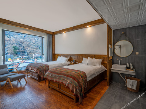 Far Mountain Dream Hotel