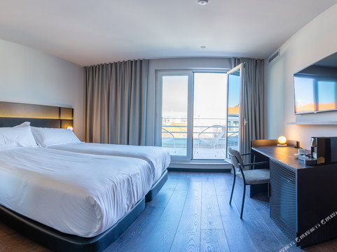 Chic & Basic Gravity Hotel