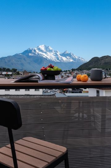 YUEN Yue Na · Snow Mountain View | Sky Garden · Collector's Art Snow-Reflected Luxury Lodge