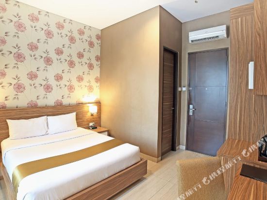 Rasuna Icon Hotel Room Type - Deluxe Balcony City View