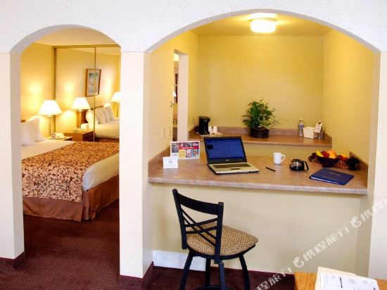 Mardi Gras Hotel & Casino Room Type - Queen Room with Pool View