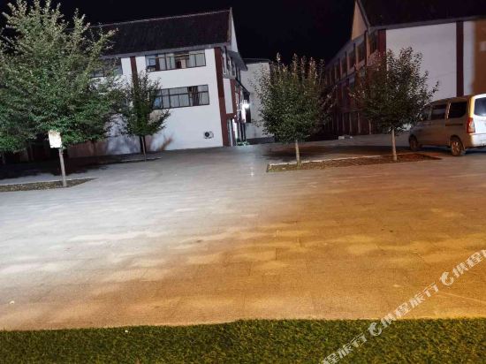 平邑万霞假日酒店