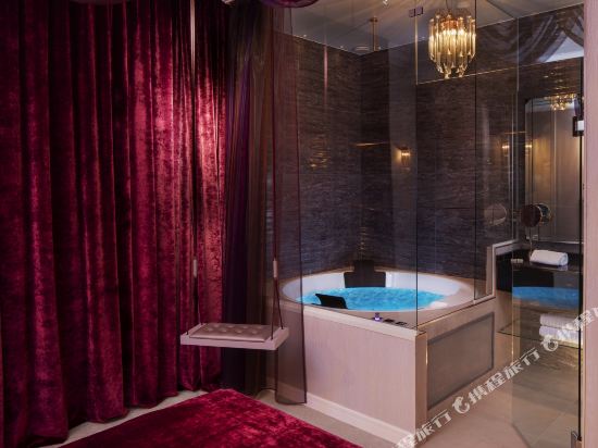 Paris j'Adore Hotel & Spa Room Type - Deluxe Room - Precious with Jacuzzi Paris j'Adore Hotel & Spa Room Type - Deluxe Room - Precious with Jacuzzi
