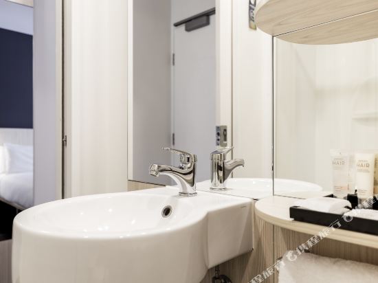 ibis Sydney Barangaroo Hotel Room Type - Standard Queen Room