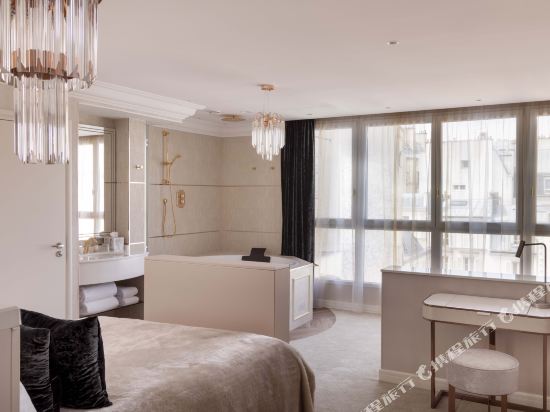 Paris j'Adore Hotel & Spa Room Type - Prestige Room – Sublime with Jacuzzi Paris j'Adore Hotel & Spa Room Type - Prestige Room – Sublime with Jacuzzi