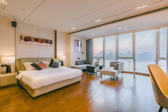 West Coast Riverview Hotel (Wuhan Greenland International Financial City Shop)