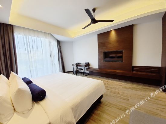 Pacific Regency Beach Resort, Port Dickson Room Type - Deluxe King City View