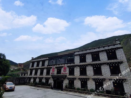 稻城亚丁丽思智能酒店