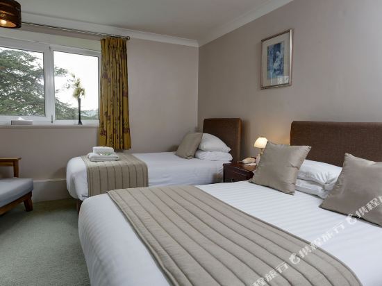 Best Western Plus Oaklands Hotel Room Type - Family Room with Double and Two Single Beds