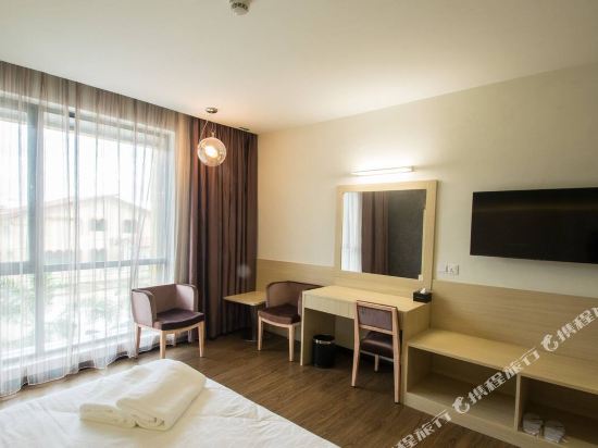 Hotel Labuan Point Room Type - Deluxe King