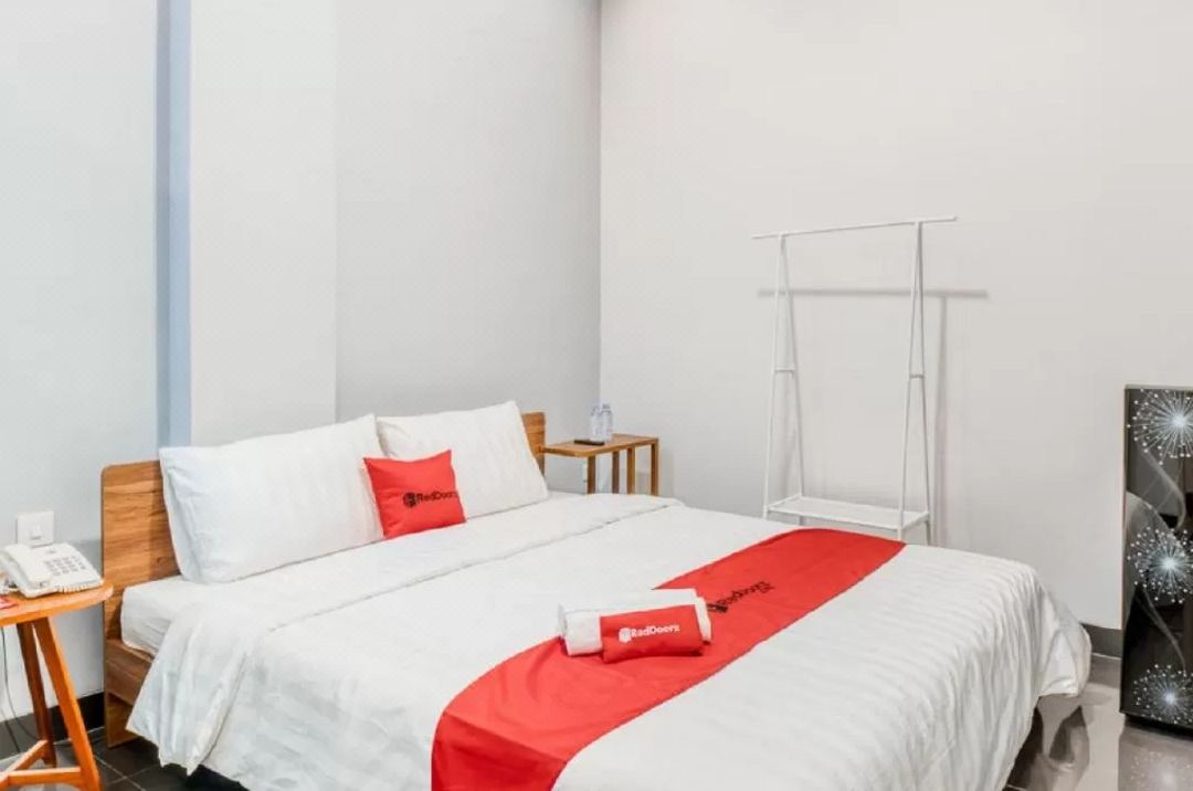 RedDoorz Plus Near Taman Ismail Marzuki