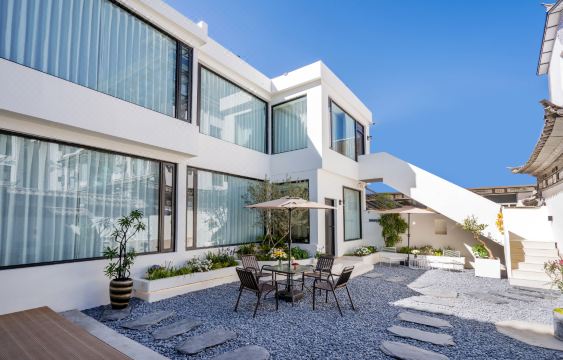 Puyu · Serenity | Soft White Nordic Designer Garden Courtyard Homestay (Cai Village Wharf at Erhai)