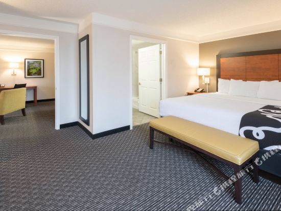 La Quinta Inn & Suites by Wyndham San Antonio Riverwalk Room Type - SUITE DELUXE KING BED
