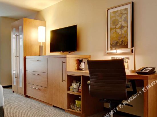 Hyatt Place Arlington/Courthouse Plaza Room Type - Accessible King Bed/Tub (with sofa bed)