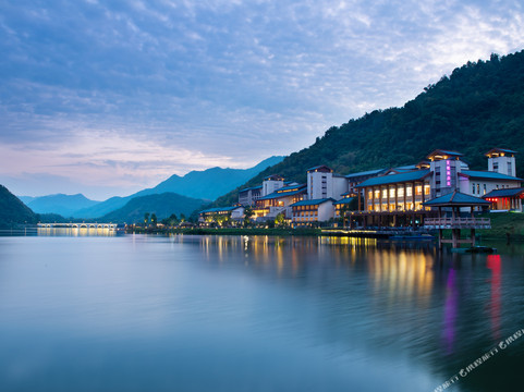英德市酒店住宿-宝晶宫天鹅湖度假酒店