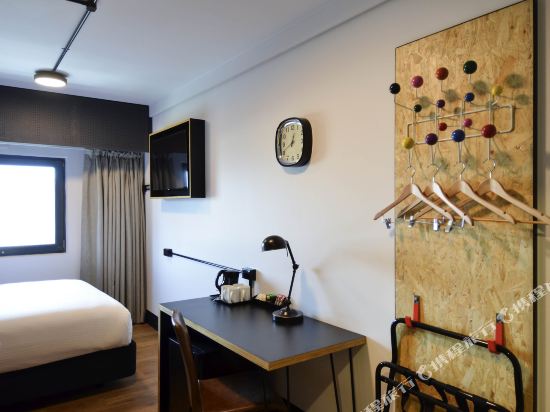 ibis budget Sydney East Room Type - Standard Queen Room