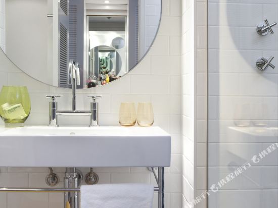 QT Gold Coast Room Type - King Room with Ocean View QT Gold Coast Room Type - King Room with Ocean View
