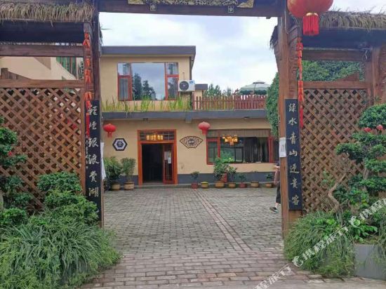 雅安湖顶山庄客栈