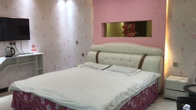 Civil Rights Ajie Theme Hotel