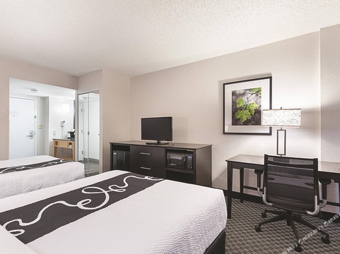 La Quinta Inn & Suites by Wyndham Plantation at SW 6th St