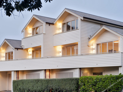 Hananui Lodge and Apartments