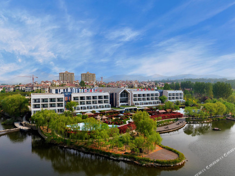 万紫千红青界湖御温泉酒店